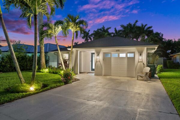 Photo inspiration: Gallery Detail: Lush Beachside Oasis Private Pool And Fire Pit
